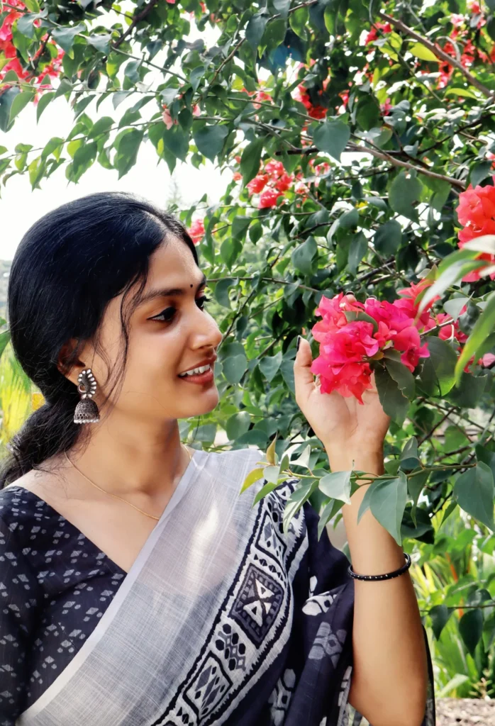 Portrait of a woman in a black saree, styled with elegance and grace. Freelance photographer in Kochi capturing outdoor portraits.